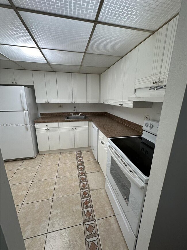 Building Photo - 8107 SW 72nd Ave