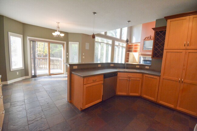 Building Photo - STUNNING 5 Bed 3.5 Bath Luxury Home!