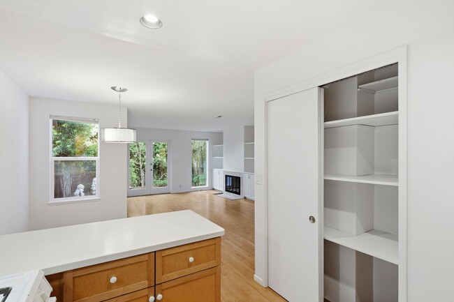 Building Photo - Spacious Two Bedroom Condo in Potrero Hill - Please Contact for Showing Availability!