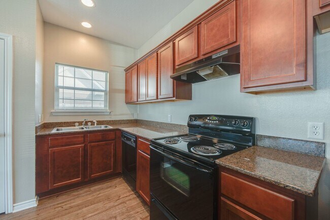 Building Photo - 3 Bed + 3 Bath - Spacious Duplex