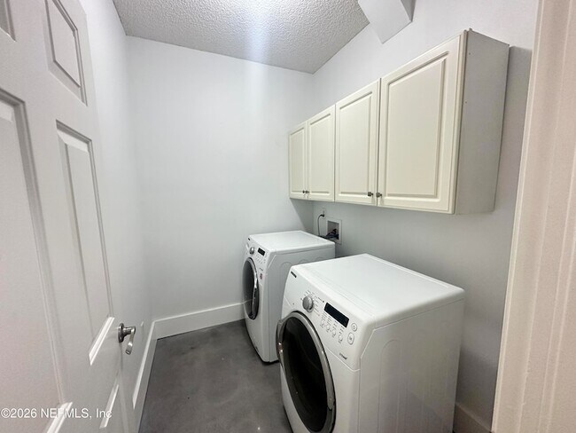 Building Photo - 3996 Richmond Park Dr E