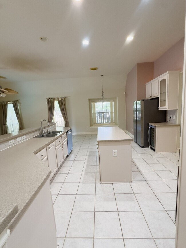 Building Photo - 1648 Lakeside Enclave Dr