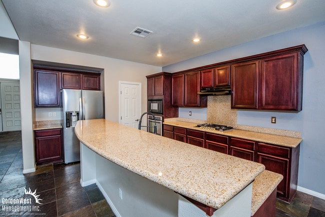 Building Photo - Spacious Home with Casita, Pool & Prime Las Vegas Location!