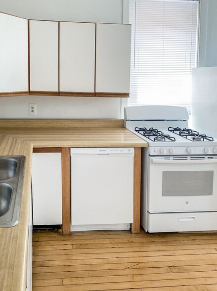 Building Photo - 2326 N Southport Ave