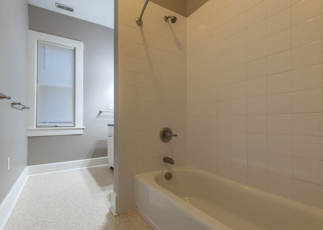 Building Photo - 204 N Columbus St