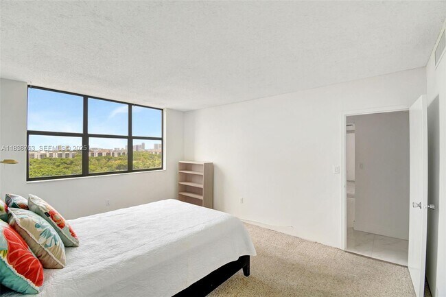 Building Photo - 20100 W Country Club Dr