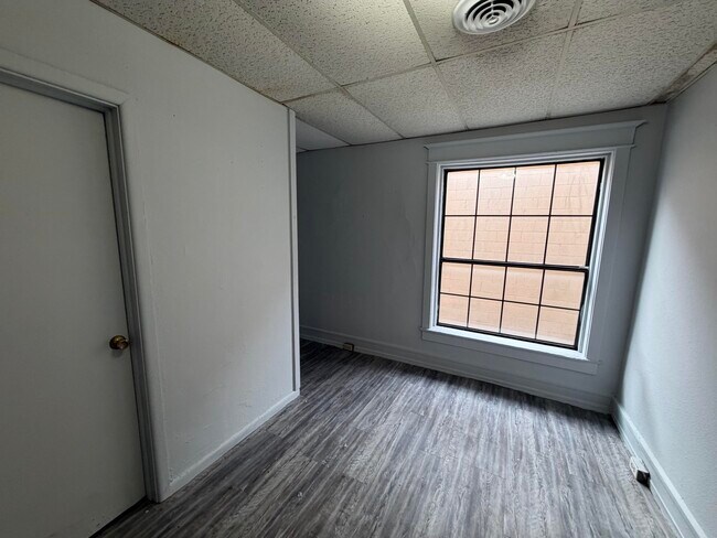 Building Photo - 425-1B Vermilion-N