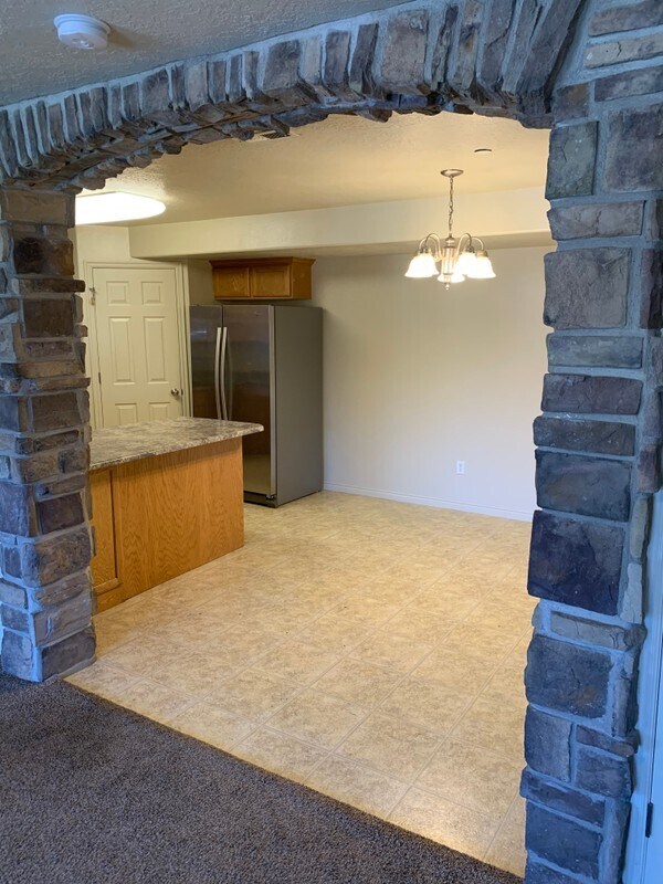 Building Photo - 946 W 630 S