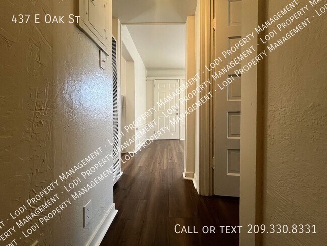 Building Photo - 437 E Oak St