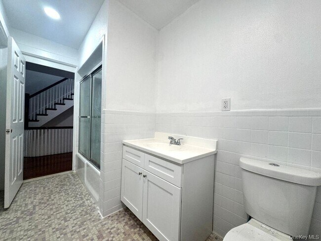 Building Photo - 560 Taxter Rd