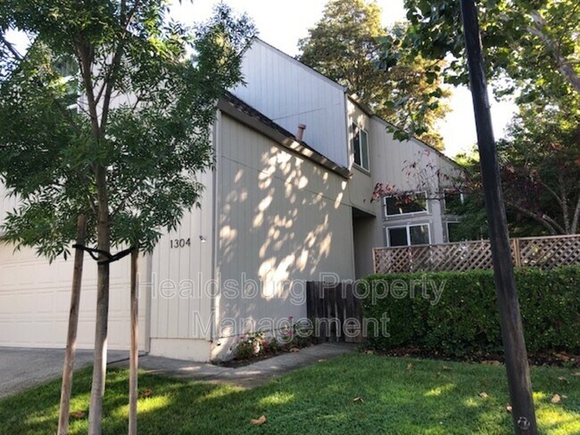 Building Photo - 1304 Foothill Dr