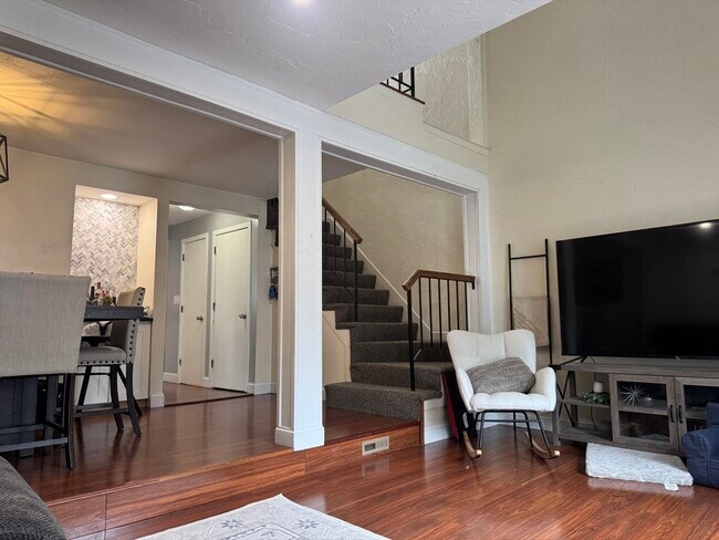 Building Photo - 909 Pleasant St