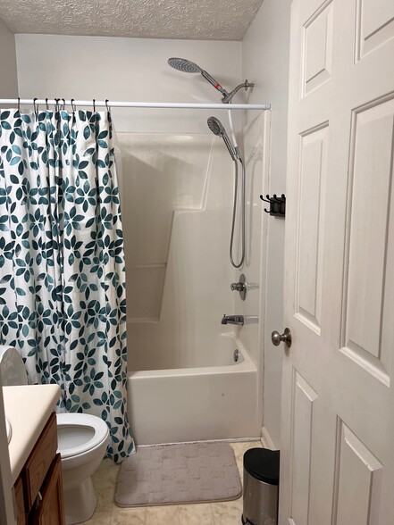 Building Photo - 2720 Midway Park Ct