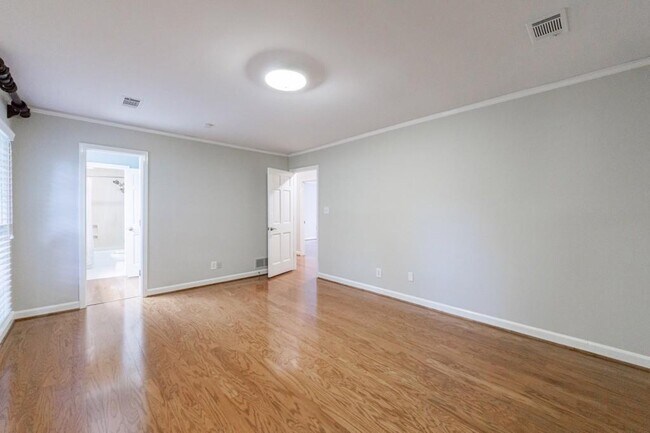 Building Photo - 585 W Crossville Rd