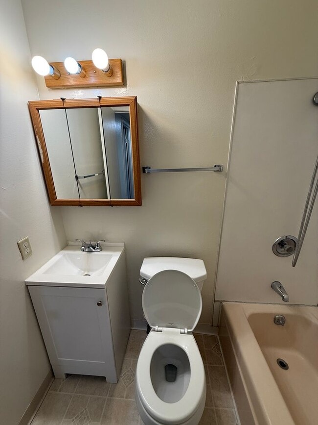 Building Photo - Cute 2 bedroom, 2 bath duplex available NOW!
