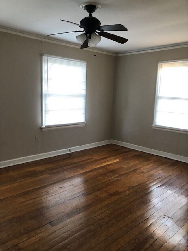 Building Photo - Great location in Garden District seconds from Downtown and LSU.