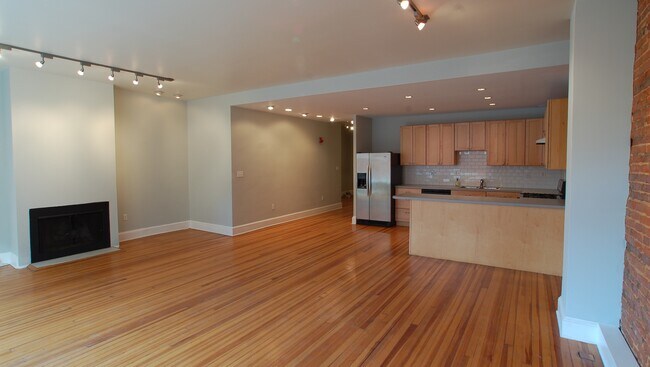 Building Photo - 313 N Charles St