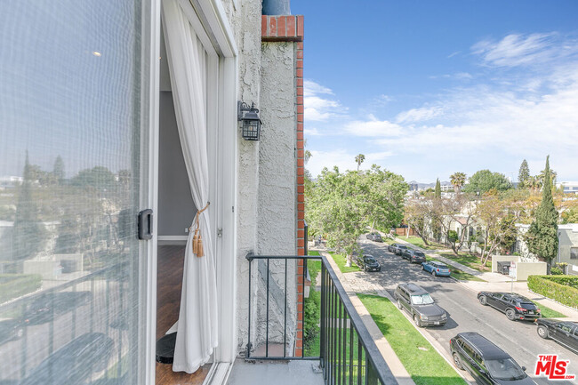 Building Photo - 815 N Las Palmas Ave