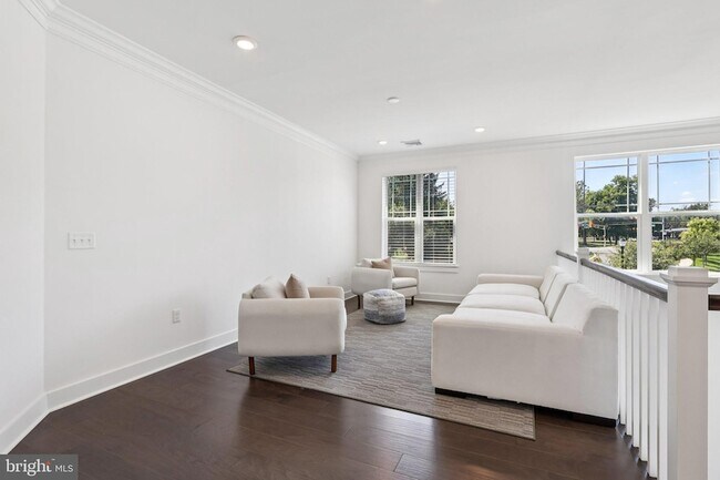 Building Photo - 2 Dogleg Ln