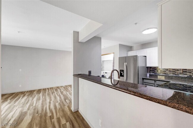 Building Photo - 2121 Blue Breeze Dr