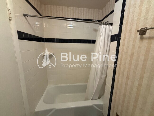 Building Photo - 1058 Mojave St