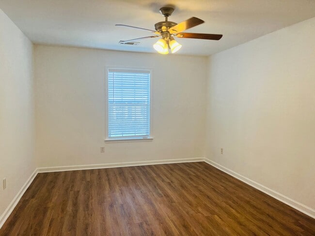 Building Photo - Wow! Check out this charming 3 bedroom 2 b...