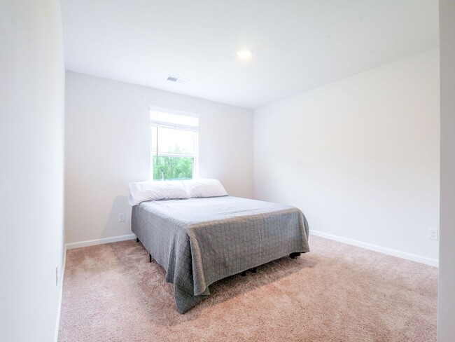 Building Photo - 551 Poppleton Dr