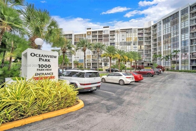 Building Photo - 1000 Parkview Dr