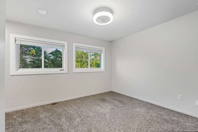 Building Photo - Lakeside living in 3-bedroom, multi-story ...