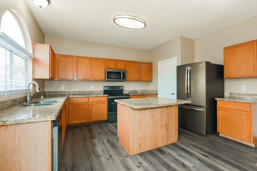 Building Photo - 40549 N Brumana St