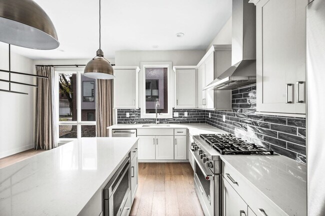 Building Photo - Stunning 3BE/3.5BA brownstone in the heart of historic Germantown!