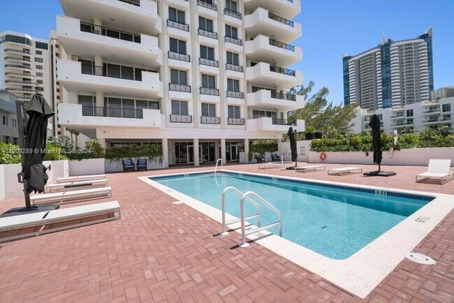 Primary Photo - 6422 Collins Ave