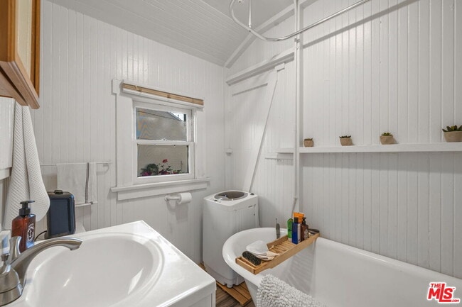 Building Photo - 1612 N Genesee Ave