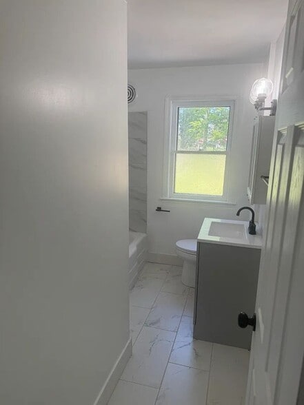 Building Photo - 7843 Emery Cir