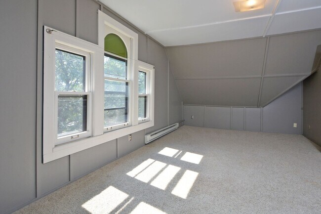 Building Photo - 1621 Laurel Ave