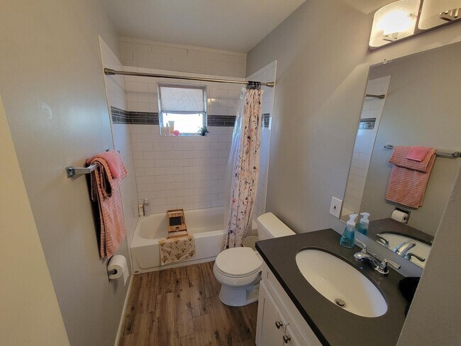 Building Photo - 909 E Marlette Ave