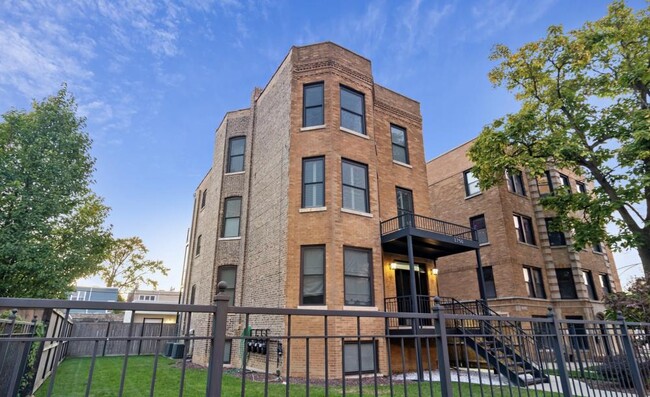 Building Photo - 2 bedroom in Chicago IL 60618