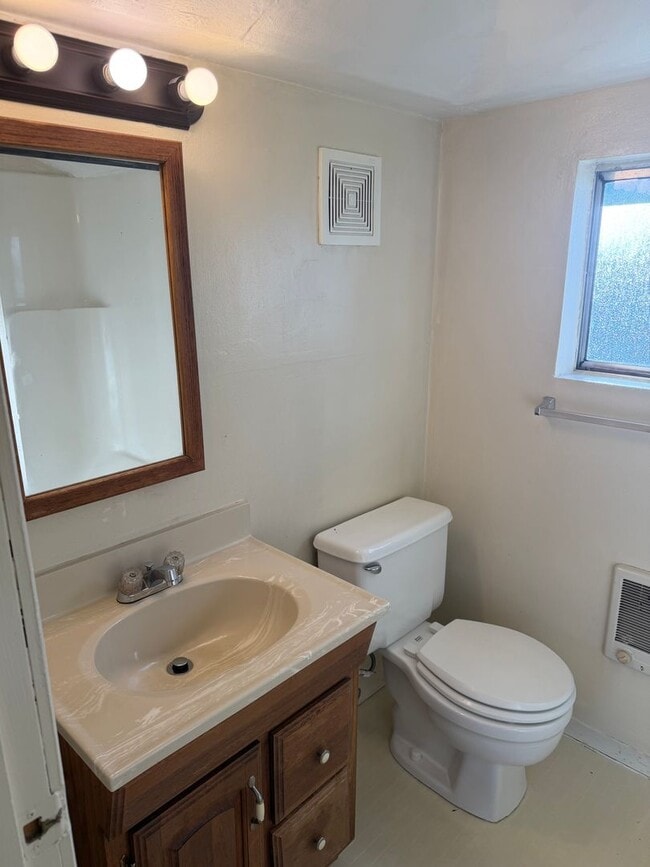 Building Photo - 2 bedroom 1 bathroom house - Close to Campus!