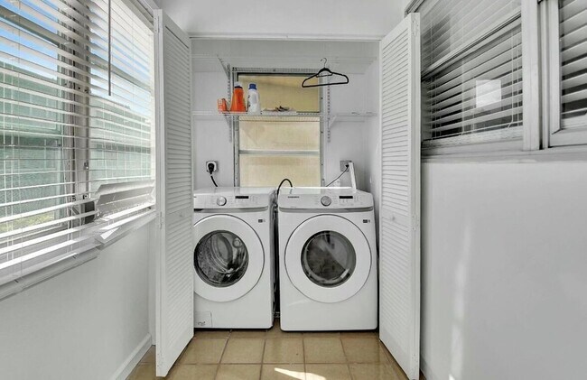 Building Photo - 581 Monaco Blvd