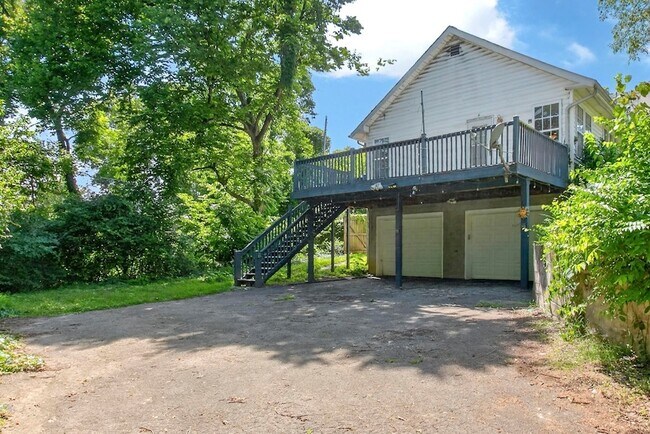 Building Photo - 3008 Lakeshore Dr