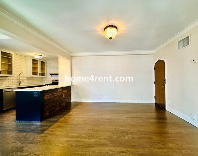 Building Photo - Luxury Condo Living Near the Country Club Plaza!