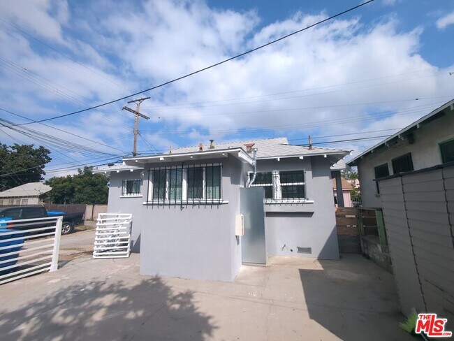 Building Photo - 4215 S Budlong Ave