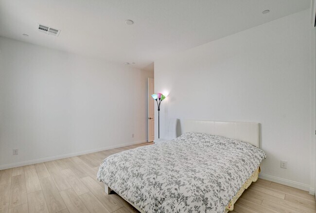 Building Photo - 10276 Thurso Ave