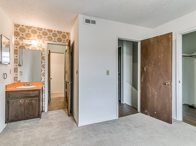Building Photo - 818 Greenvale Rd