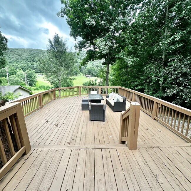Building Photo - 300 Harris Dr