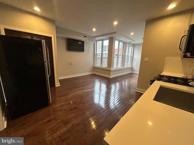 Building Photo - 723 Sansom St