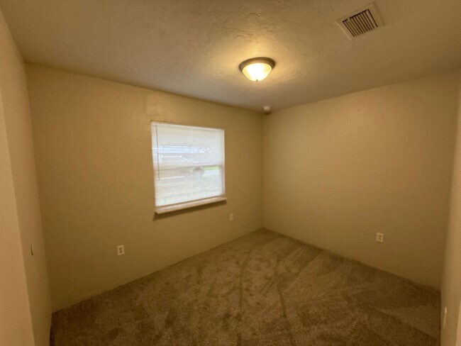 Building Photo - Cute 3/1 with Fenced Yard!