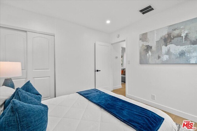 Building Photo - 5815 Saloma Ave