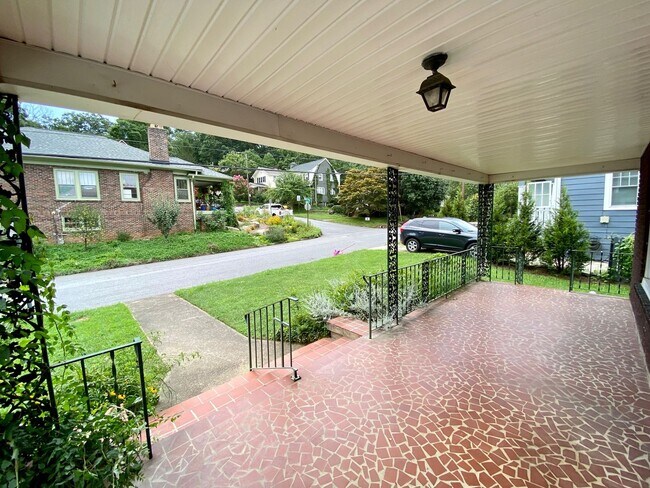 Building Photo - North Asheville - Renovated 1020's Charmer!
