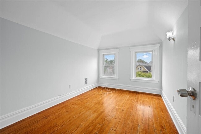 Building Photo - 4 Bed 1 Bath Large Home